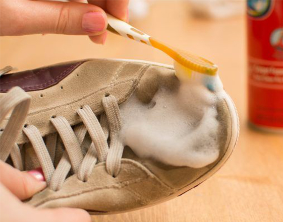 How to clean suede shoes with a toothbrush