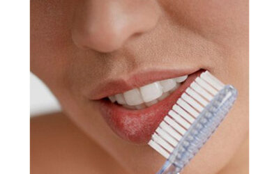 How to remove dead skin from your lips with a toothbrush